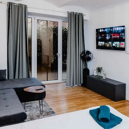 Free Parking Apartment, Netflix